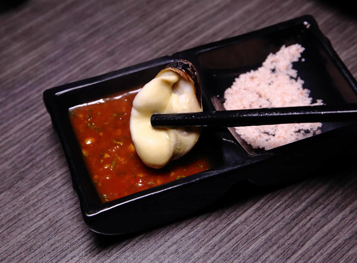 【食。中和】水貨炭火烤魚中和店〜超人氣排隊美食!免搭飛機就能吃到來自重慶萬州炭火烤魚,饕客注意萬里蟹來了!