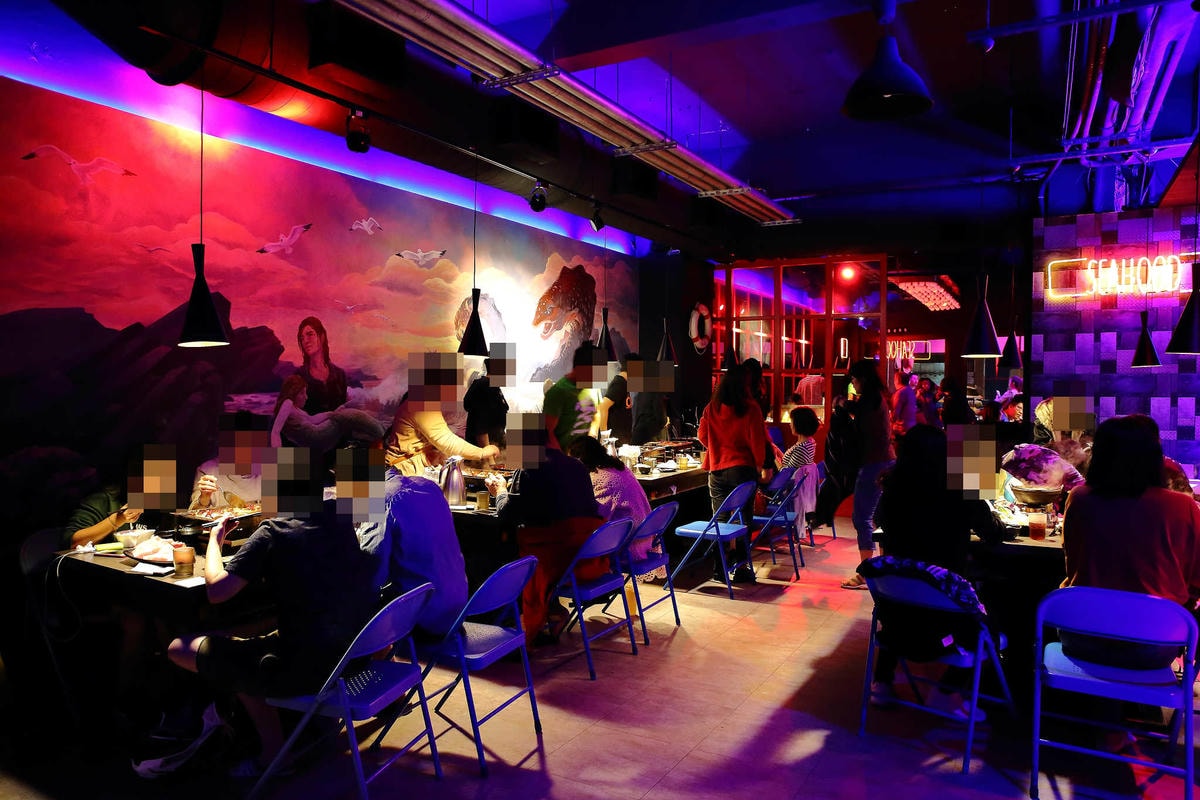 【食。中和】水貨炭火烤魚中和店〜超人氣排隊美食!免搭飛機就能吃到來自重慶萬州炭火烤魚,饕客注意萬里蟹來了!