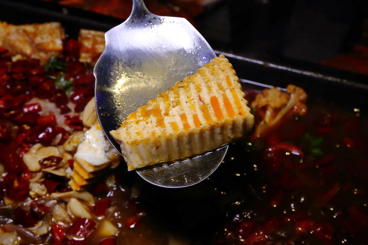 【食。中和】水貨炭火烤魚中和店〜超人氣排隊美食!免搭飛機就能吃到來自重慶萬州炭火烤魚,饕客注意萬里蟹來了!