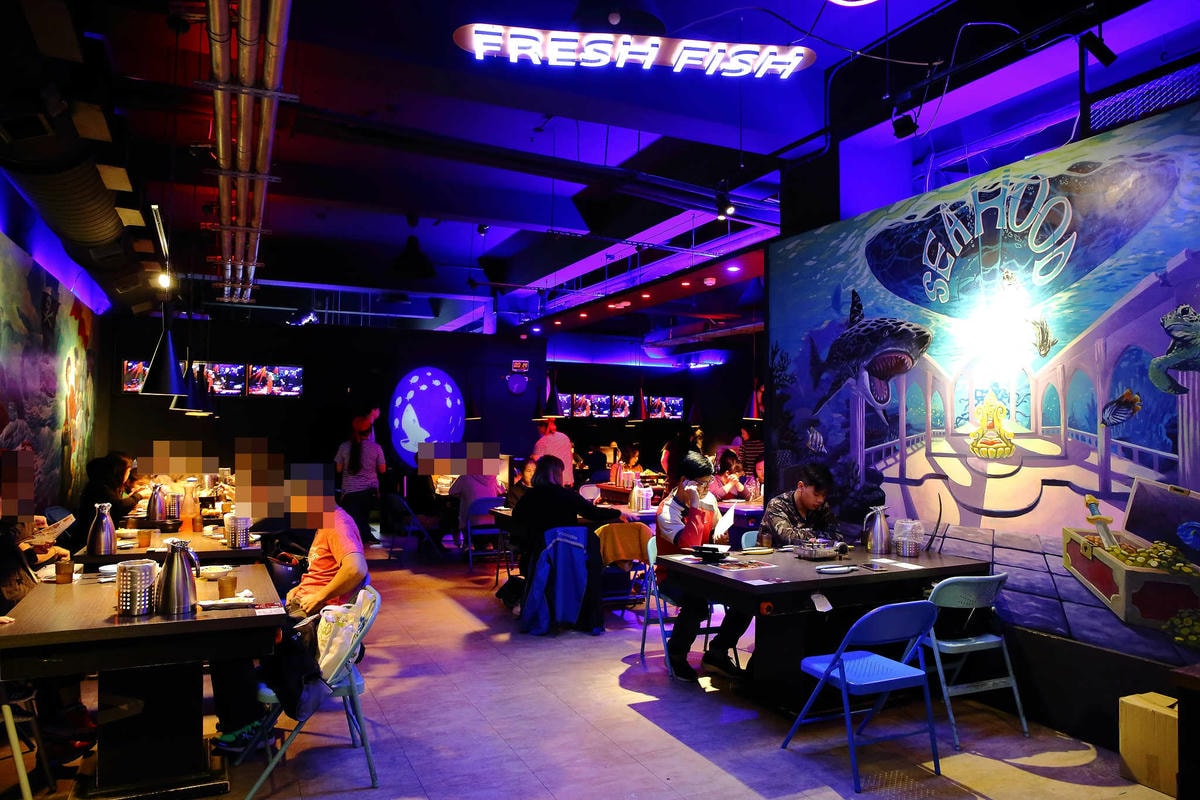 【食。中和】水貨炭火烤魚中和店〜超人氣排隊美食!免搭飛機就能吃到來自重慶萬州炭火烤魚,饕客注意萬里蟹來了!