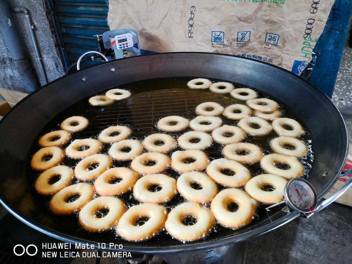 【食。新莊】原住民小米甜甜圈-米沙路娃娃〜全台流動美食，神出鬼沒，排隊到天荒地老也要吃的甜甜圈