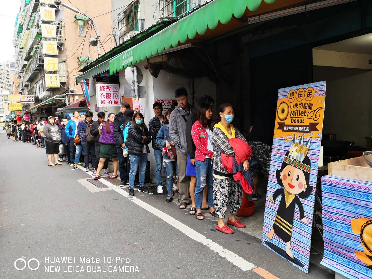 【食。新莊】原住民小米甜甜圈-米沙路娃娃〜全台流動美食，神出鬼沒，排隊到天荒地老也要吃的甜甜圈
