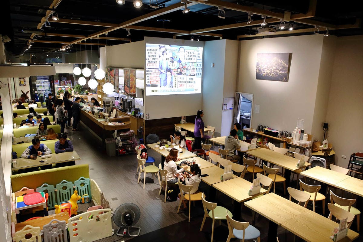 【食。永和】茶自點永和旗艦店〜56年級生記憶中的泡沫紅茶店，內行人才知道文青美食，餐點新選擇，包場包廂免費，聊天聚餐好所在！(已歇業)