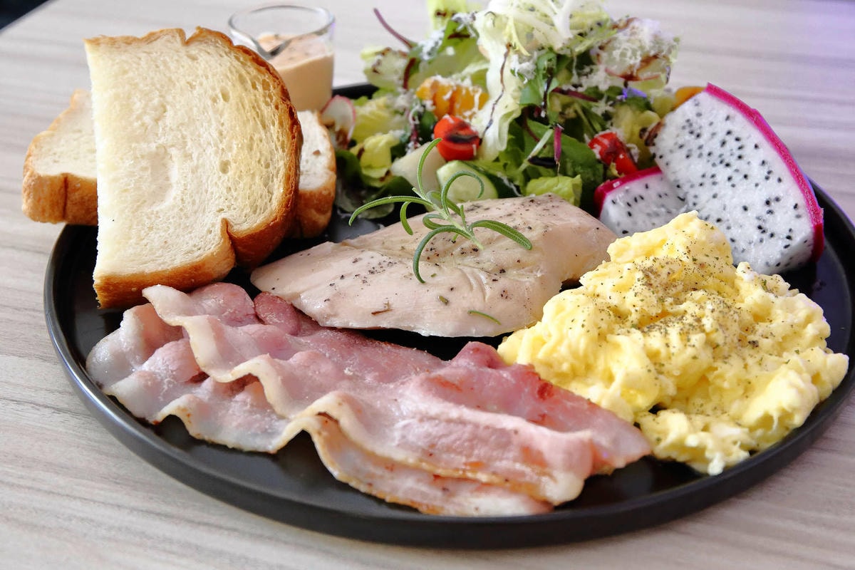 【食。八里】CREMA 93 CAFE〜希臘風海景咖啡廳,重機客最愛,輕食、義大利麵、咖啡、雲朵鬆餅,有吃有玩有美景!