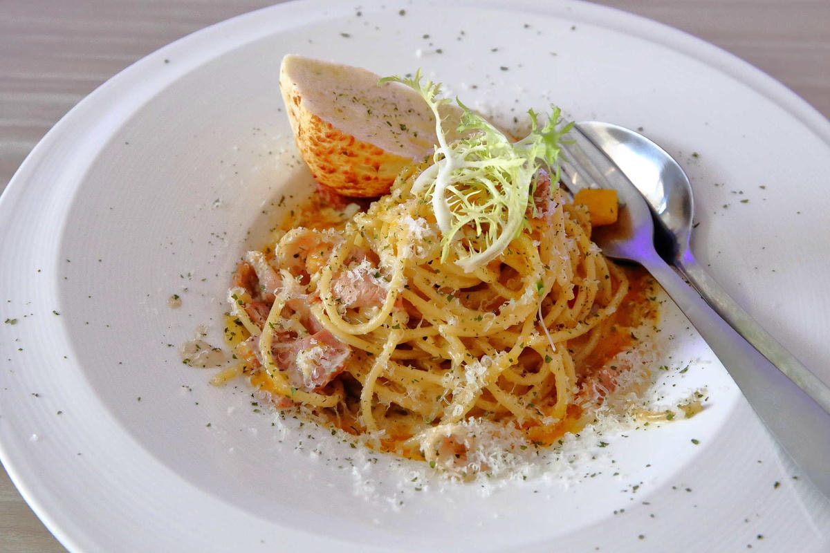 【食。八里】CREMA 93 CAFE〜希臘風海景咖啡廳,重機客最愛,輕食、義大利麵、咖啡、雲朵鬆餅,有吃有玩有美景!