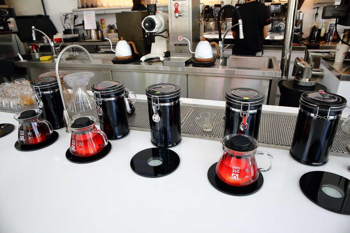 【食。八里】CREMA 93 CAFE〜希臘風海景咖啡廳,重機客最愛,輕食、義大利麵、咖啡、雲朵鬆餅,有吃有玩有美景!