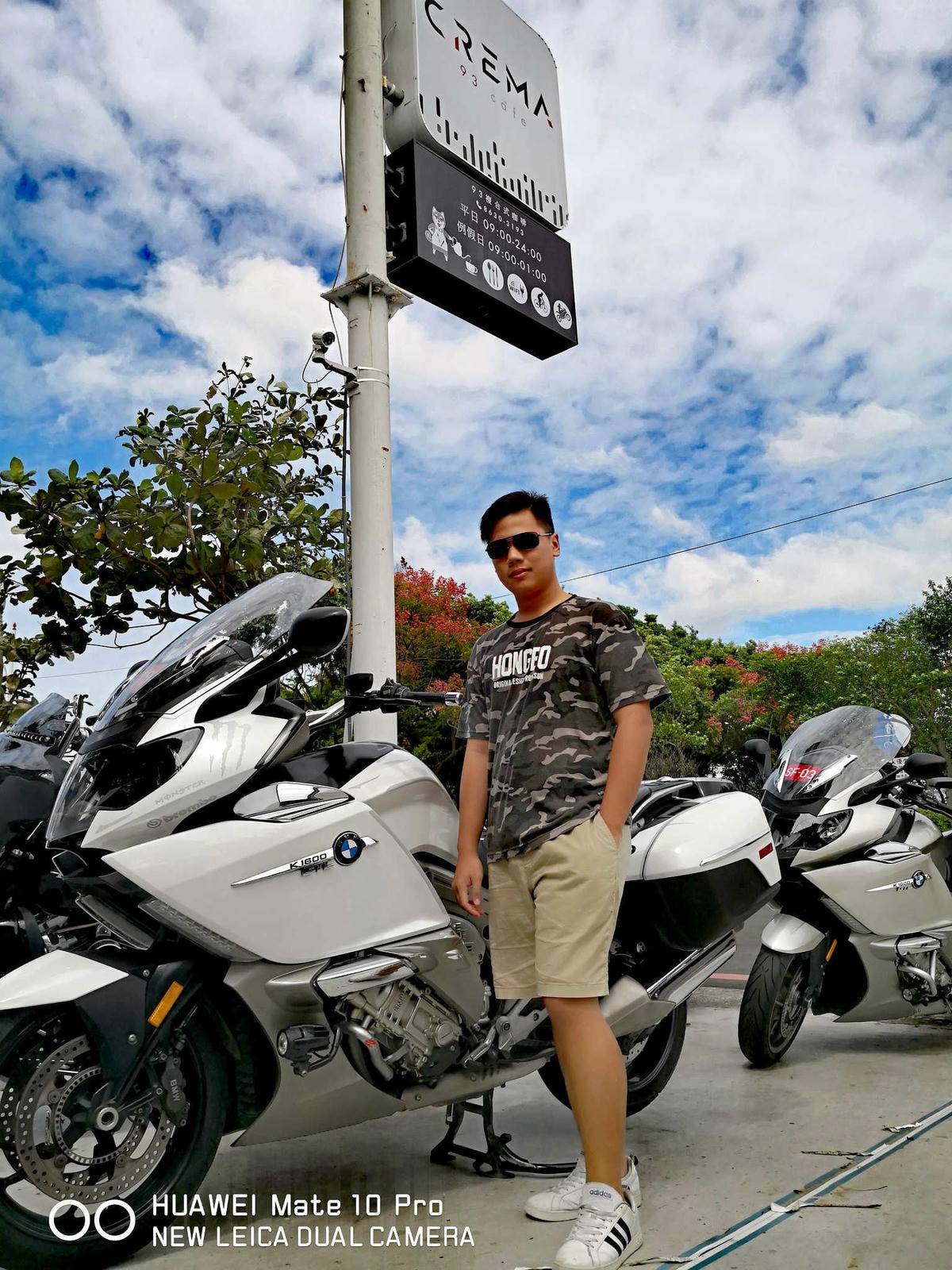 【食。八里】CREMA 93 CAFE〜希臘風海景咖啡廳,重機客最愛,輕食、義大利麵、咖啡、雲朵鬆餅,有吃有玩有美景!