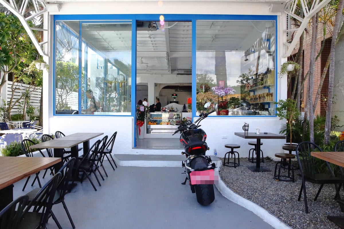 【食。八里】CREMA 93 CAFE〜希臘風海景咖啡廳,重機客最愛,輕食、義大利麵、咖啡、雲朵鬆餅,有吃有玩有美景!