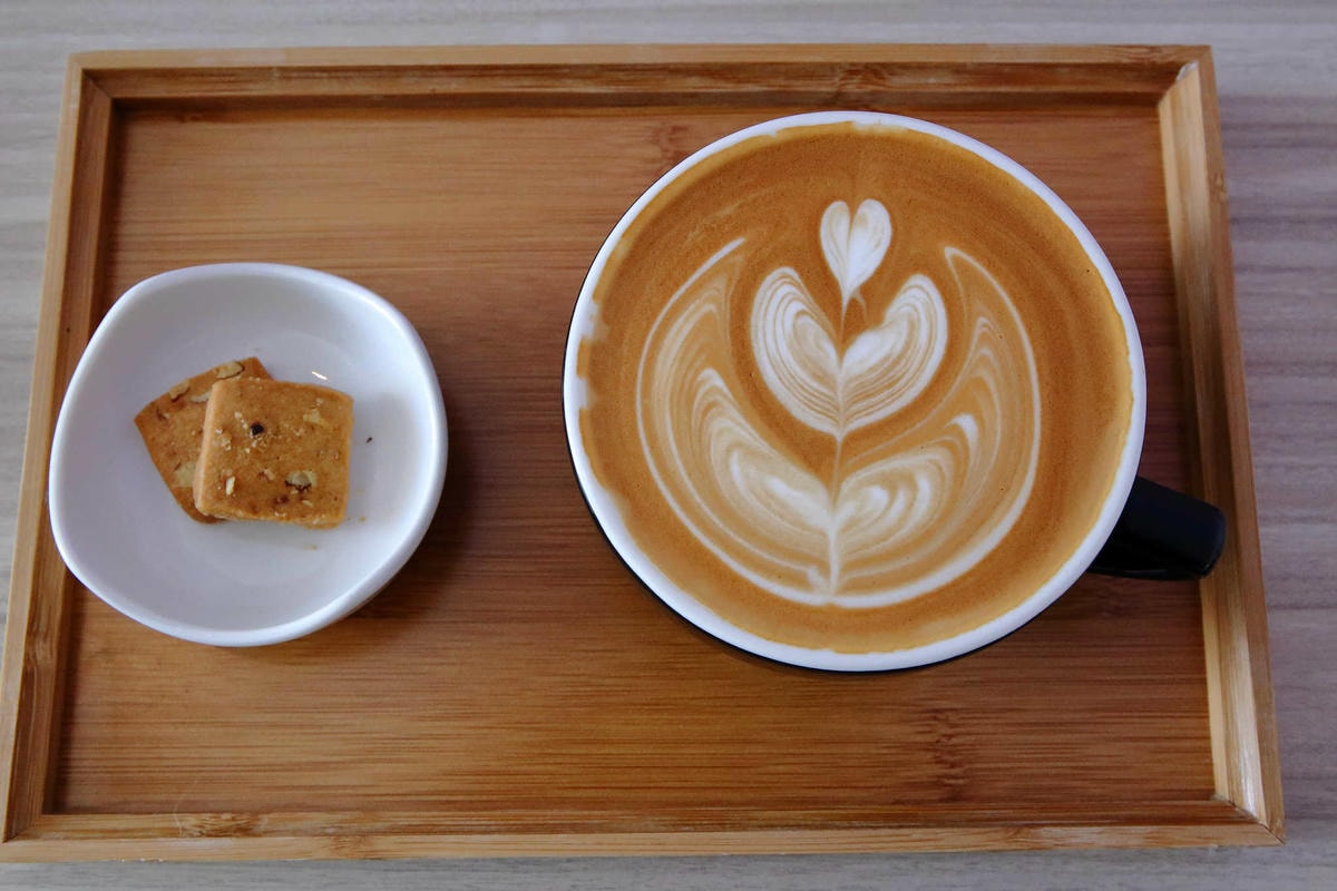 【食。八里】CREMA 93 CAFE〜希臘風海景咖啡廳,重機客最愛,輕食、義大利麵、咖啡、雲朵鬆餅,有吃有玩有美景!