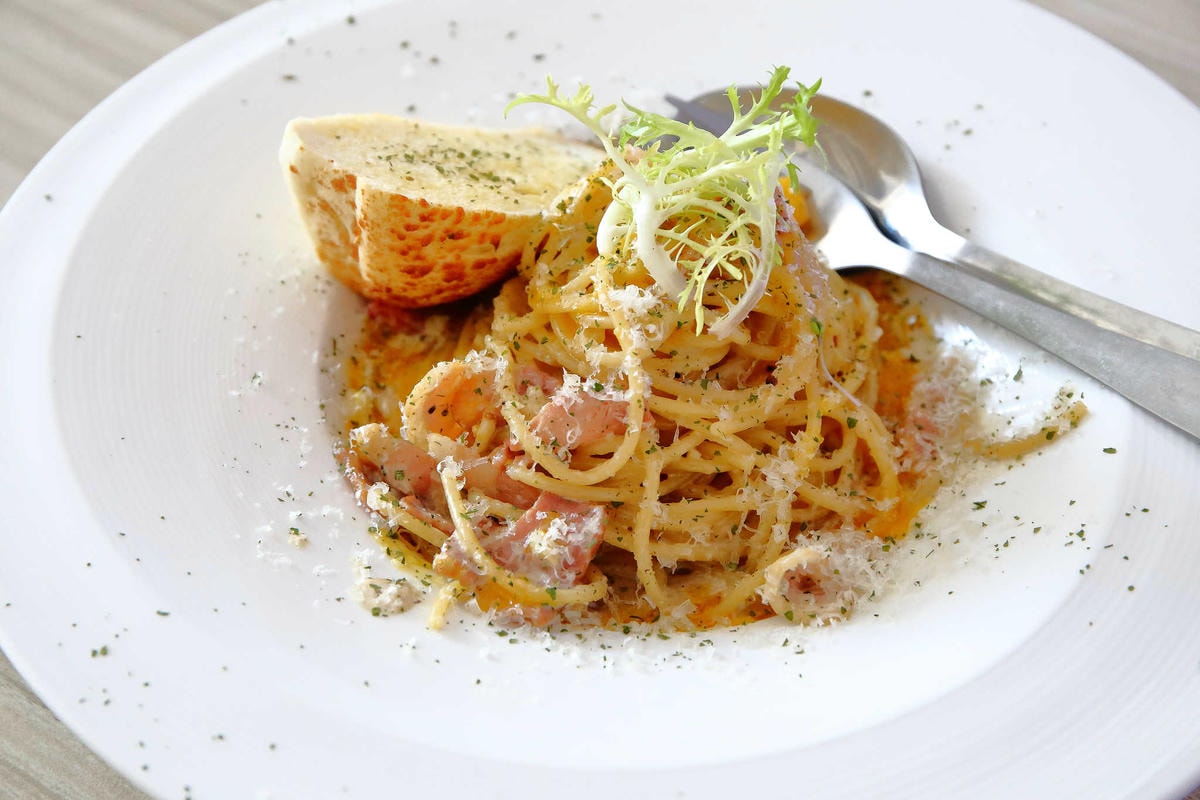 【食。八里】CREMA 93 CAFE〜希臘風海景咖啡廳,重機客最愛,輕食、義大利麵、咖啡、雲朵鬆餅,有吃有玩有美景!