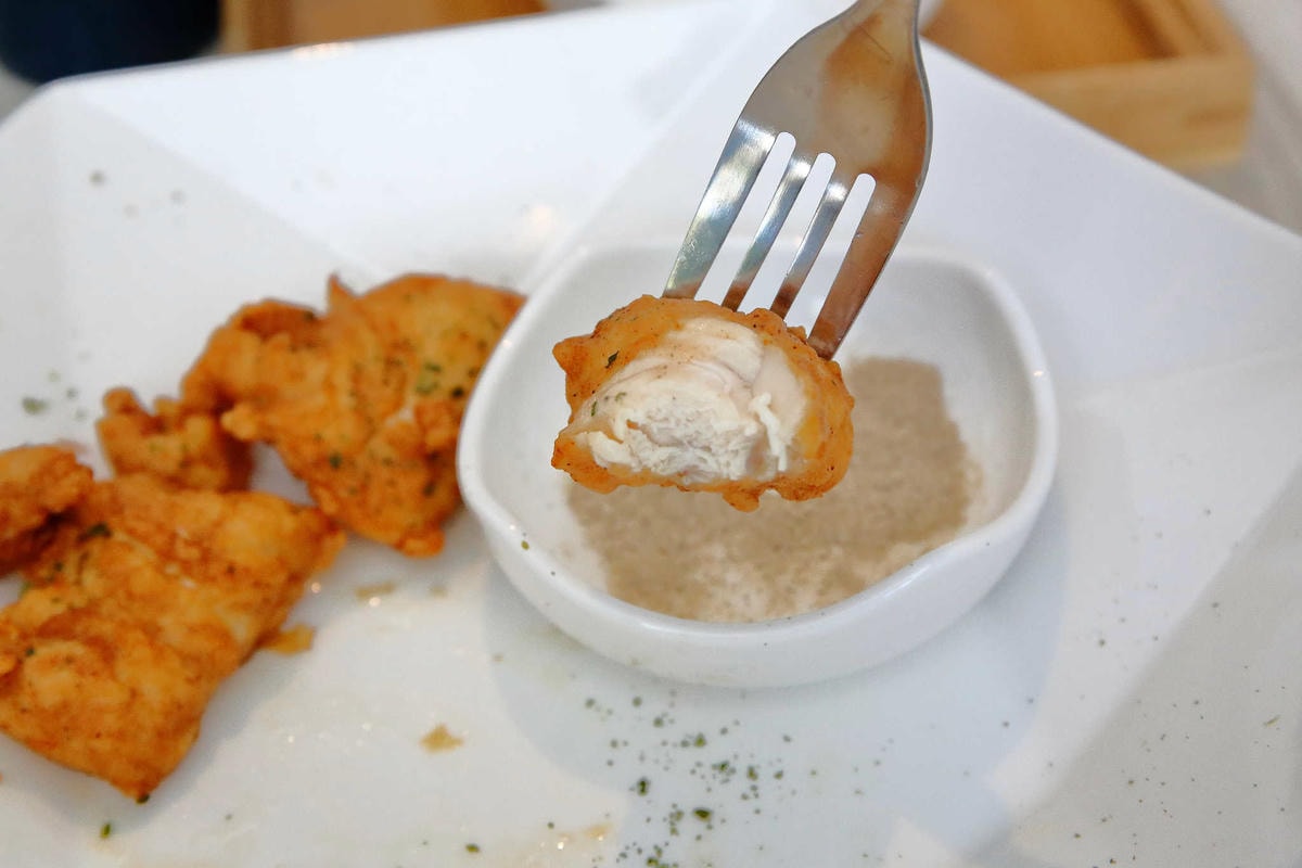 【食。八里】CREMA 93 CAFE〜希臘風海景咖啡廳,重機客最愛,輕食、義大利麵、咖啡、雲朵鬆餅,有吃有玩有美景!