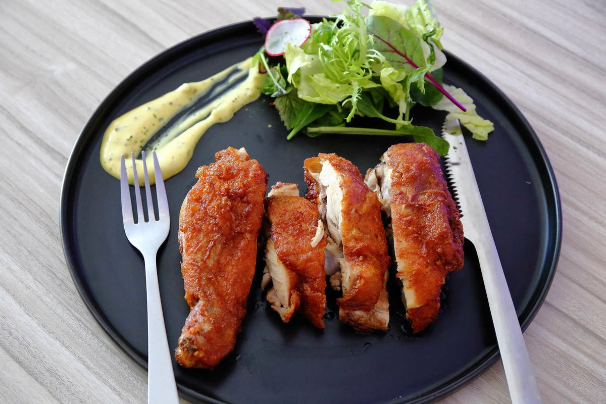 【食。八里】CREMA 93 CAFE〜希臘風海景咖啡廳,重機客最愛,輕食、義大利麵、咖啡、雲朵鬆餅,有吃有玩有美景!