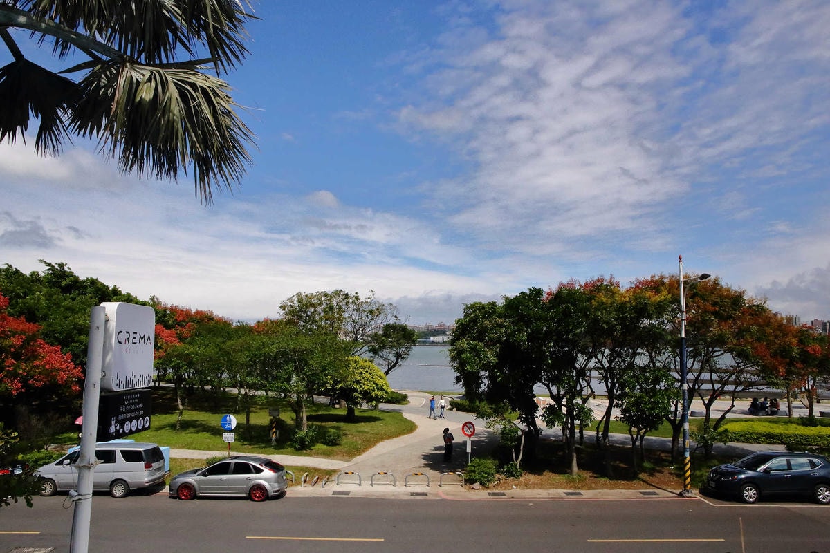 【食。八里】CREMA 93 CAFE〜希臘風海景咖啡廳,重機客最愛,輕食、義大利麵、咖啡、雲朵鬆餅,有吃有玩有美景!