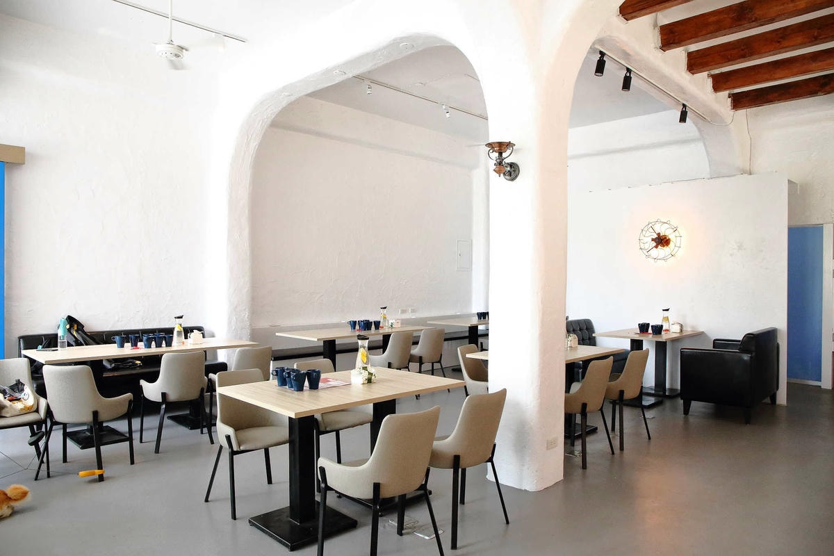 【食。八里】CREMA 93 CAFE〜希臘風海景咖啡廳,重機客最愛,輕食、義大利麵、咖啡、雲朵鬆餅,有吃有玩有美景!