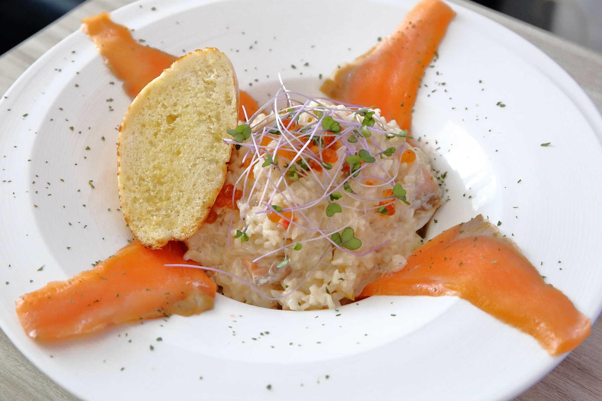 【食。八里】CREMA 93 CAFE〜希臘風海景咖啡廳,重機客最愛,輕食、義大利麵、咖啡、雲朵鬆餅,有吃有玩有美景!