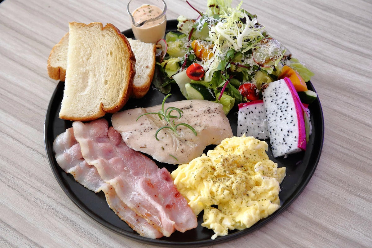 【食。八里】CREMA 93 CAFE〜希臘風海景咖啡廳,重機客最愛,輕食、義大利麵、咖啡、雲朵鬆餅,有吃有玩有美景!