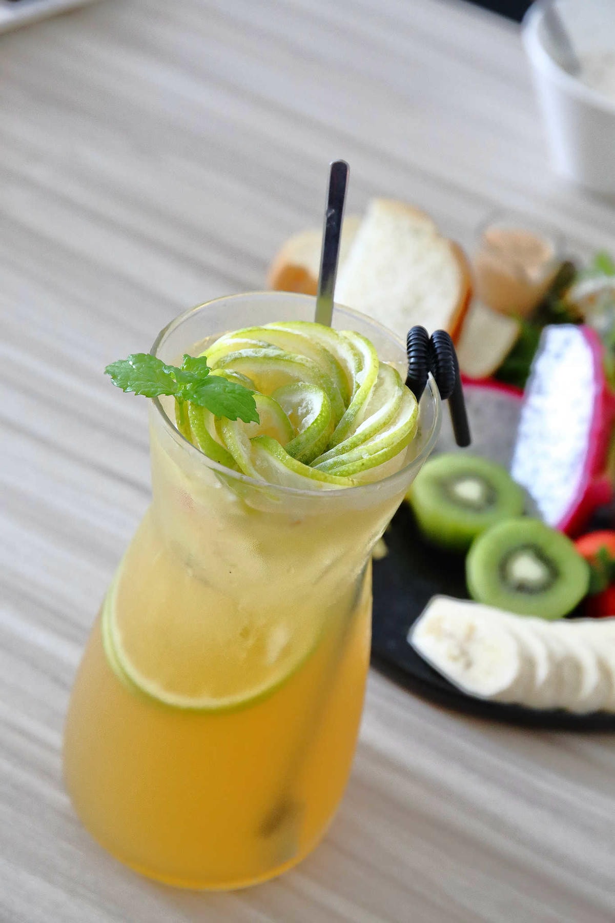 【食。八里】CREMA 93 CAFE〜希臘風海景咖啡廳,重機客最愛,輕食、義大利麵、咖啡、雲朵鬆餅,有吃有玩有美景!