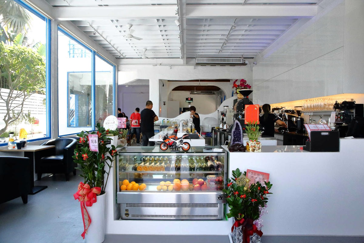 【食。八里】CREMA 93 CAFE〜希臘風海景咖啡廳,重機客最愛,輕食、義大利麵、咖啡、雲朵鬆餅,有吃有玩有美景!