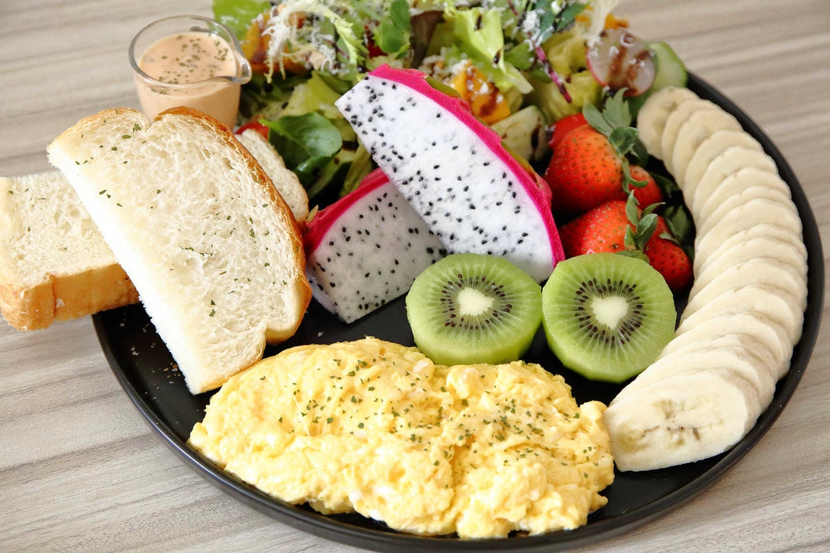 【食。八里】CREMA 93 CAFE〜希臘風海景咖啡廳,重機客最愛,輕食、義大利麵、咖啡、雲朵鬆餅,有吃有玩有美景!