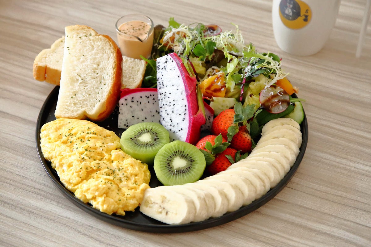 【食。八里】CREMA 93 CAFE〜希臘風海景咖啡廳,重機客最愛,輕食、義大利麵、咖啡、雲朵鬆餅,有吃有玩有美景!