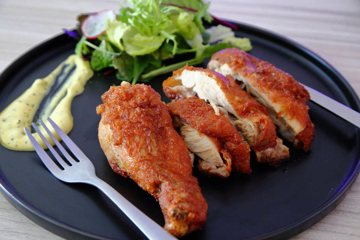 【食。八里】CREMA 93 CAFE〜希臘風海景咖啡廳,重機客最愛,輕食、義大利麵、咖啡、雲朵鬆餅,有吃有玩有美景!