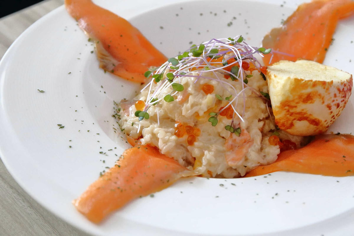 【食。八里】CREMA 93 CAFE〜希臘風海景咖啡廳,重機客最愛,輕食、義大利麵、咖啡、雲朵鬆餅,有吃有玩有美景!