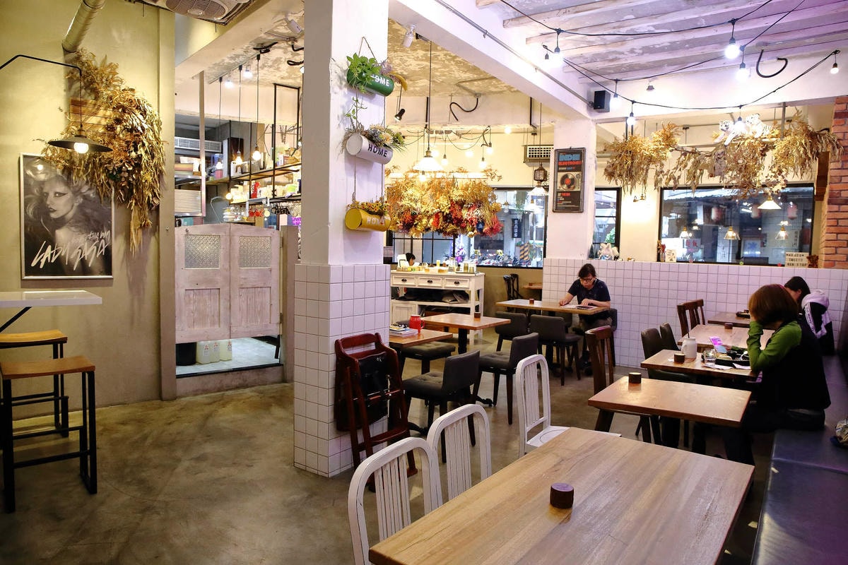 【食。中和】貳Hood.cafe’〜中永和早午餐推薦。被乾燥花包圍,一秒走進少女的夢幻國度,入口即化的舒芙蕾,療癒系甜點!