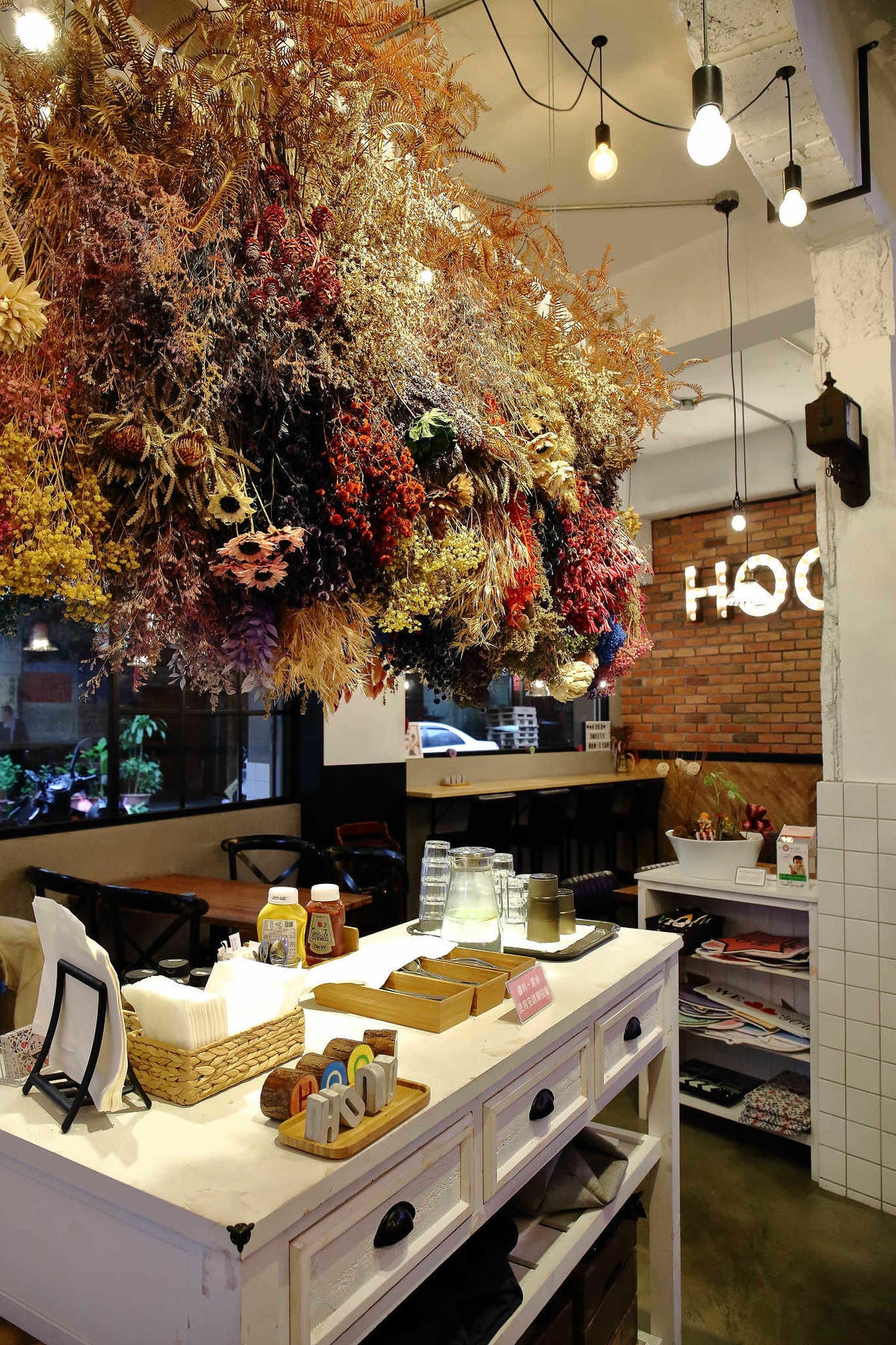 【食。中和】貳Hood.cafe’〜中永和早午餐推薦。被乾燥花包圍,一秒走進少女的夢幻國度,入口即化的舒芙蕾,療癒系甜點!