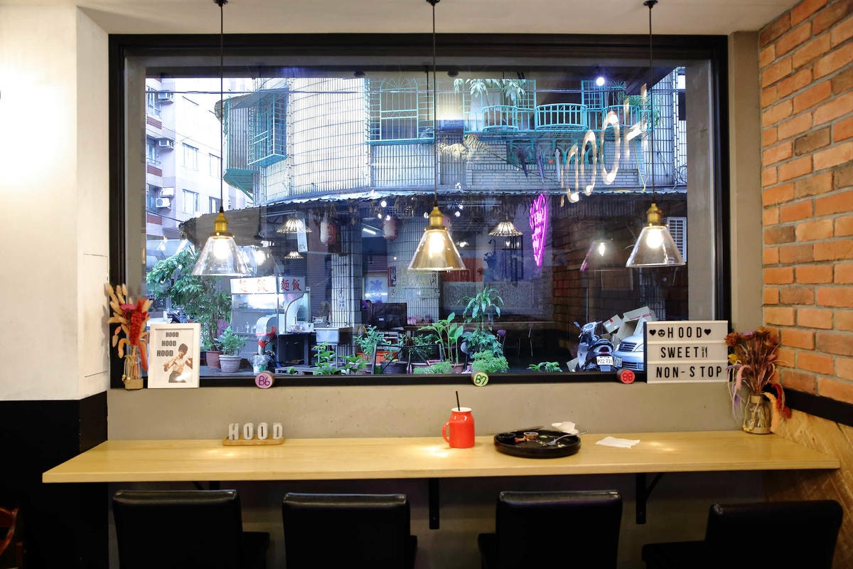 【食。中和】貳Hood.cafe’〜中永和早午餐推薦。被乾燥花包圍,一秒走進少女的夢幻國度,入口即化的舒芙蕾,療癒系甜點!