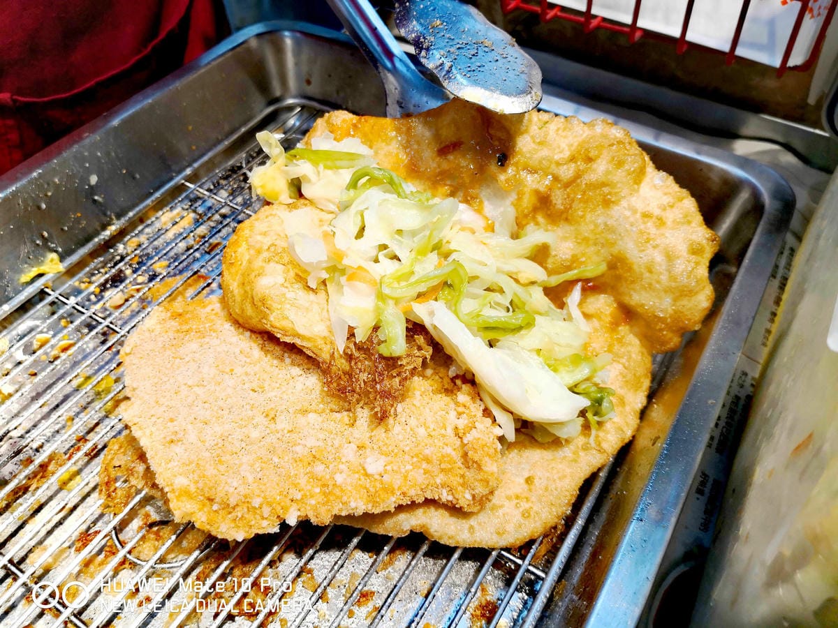【食。泰山】屋哇炸蛋蔥餅〜國民銅板美食，酥脆餅皮+邪惡爆漿半熟蛋，讓人難以抗拒的下午點心！