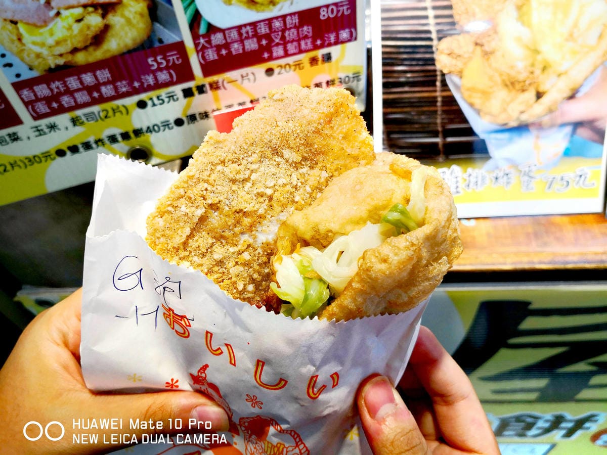 【食。泰山】屋哇炸蛋蔥餅〜國民銅板美食，酥脆餅皮+邪惡爆漿半熟蛋，讓人難以抗拒的下午點心！