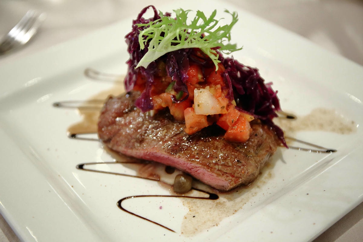 【首都牛排館】法式高級牛排竟然500有找?用餐宛若置身宮廷!(文末附吃喝玩樂APP/享樂神卡推薦)