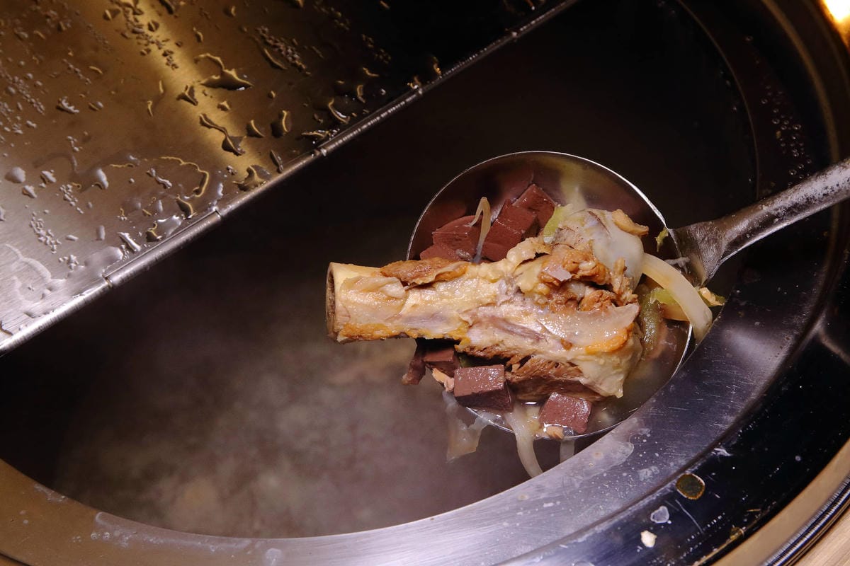 【食。中和】easy 鐵板料理．火鍋〜日式火鍋&鐵板燒，兩個願望一次滿足！高級鐵板燒料理卻平價又美味，自助吧/冰淇淋/飲品無限供應(已歇業)