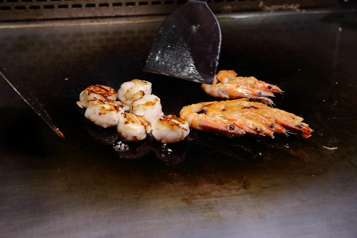 【食。中和】easy 鐵板料理．火鍋〜日式火鍋&鐵板燒，兩個願望一次滿足！高級鐵板燒料理卻平價又美味，自助吧/冰淇淋/飲品無限供應(已歇業)