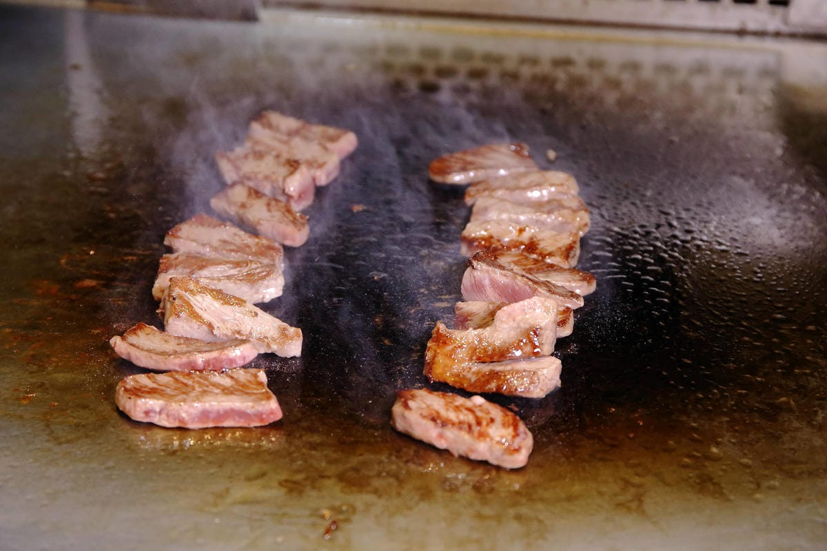 【食。中和】easy 鐵板料理．火鍋〜日式火鍋&鐵板燒，兩個願望一次滿足！高級鐵板燒料理卻平價又美味，自助吧/冰淇淋/飲品無限供應(已歇業)