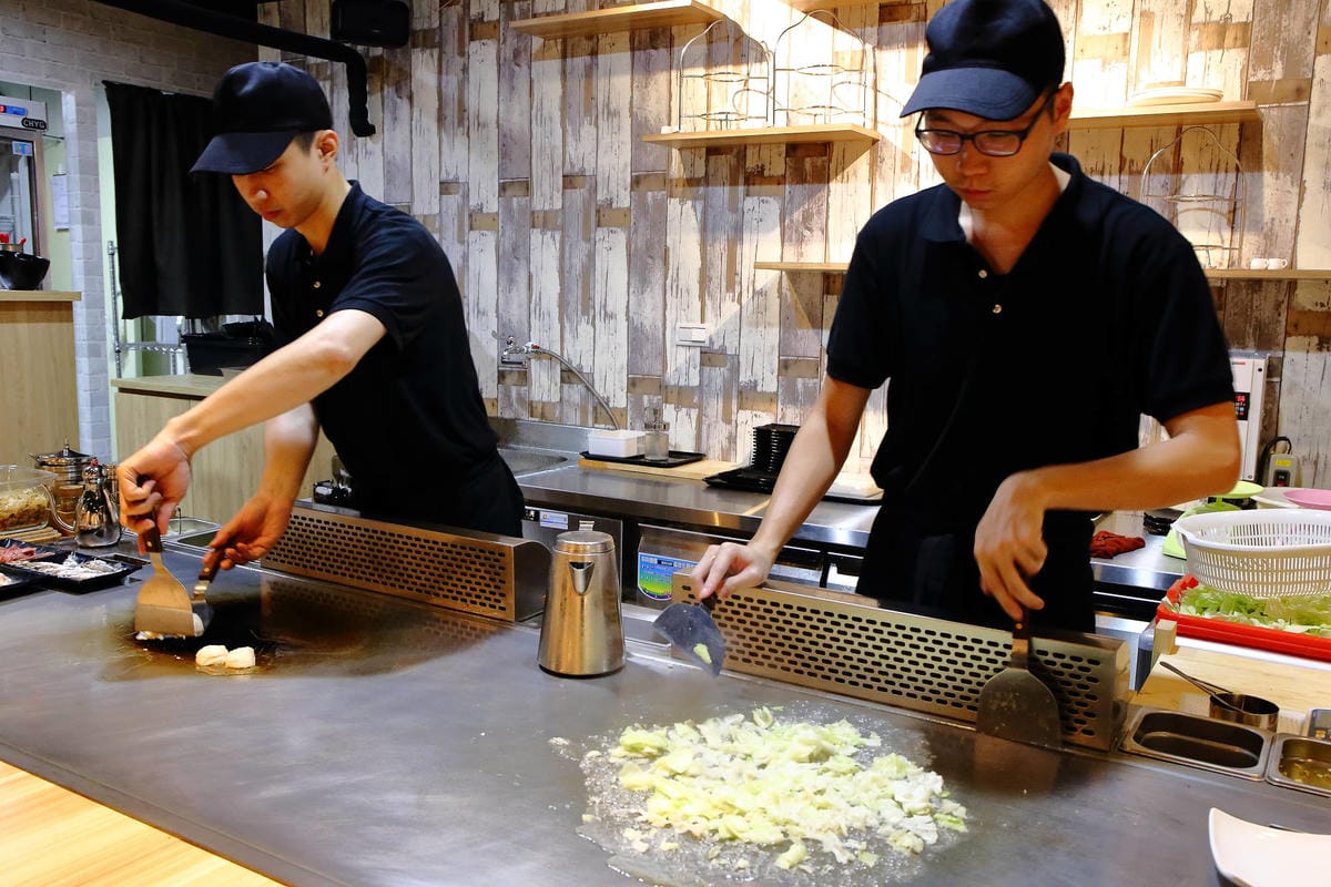 【食。中和】easy 鐵板料理．火鍋〜日式火鍋&鐵板燒，兩個願望一次滿足！高級鐵板燒料理卻平價又美味，自助吧/冰淇淋/飲品無限供應(已歇業)