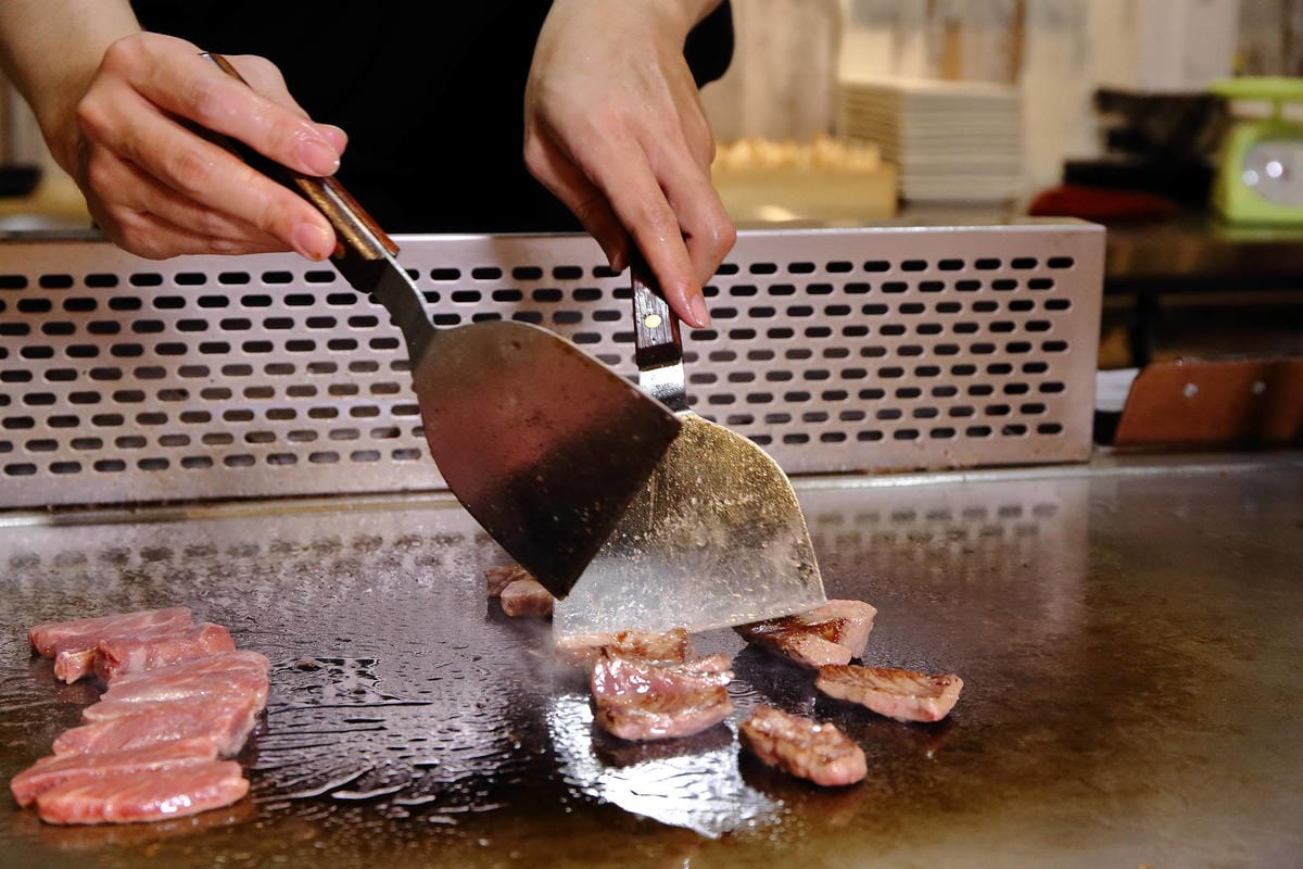 【食。中和】easy 鐵板料理．火鍋〜日式火鍋&鐵板燒，兩個願望一次滿足！高級鐵板燒料理卻平價又美味，自助吧/冰淇淋/飲品無限供應(已歇業)