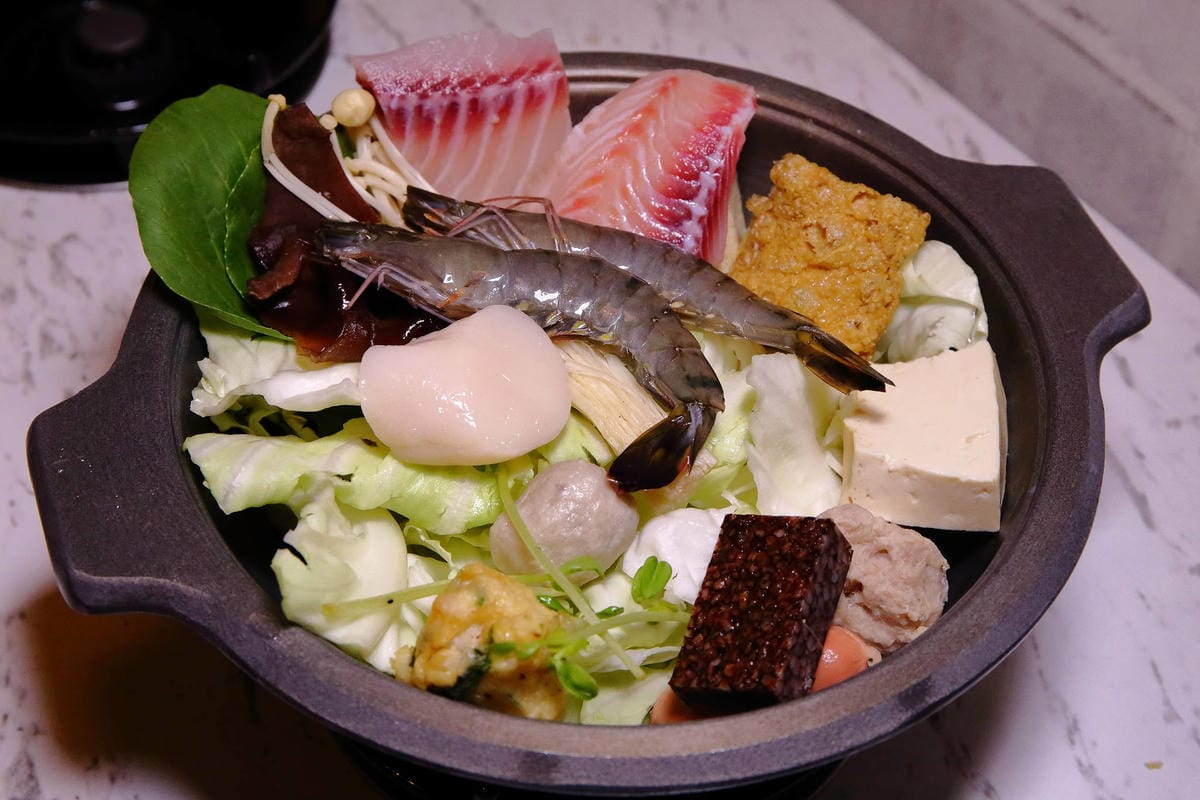 【食。中和】easy 鐵板料理．火鍋〜日式火鍋&鐵板燒，兩個願望一次滿足！高級鐵板燒料理卻平價又美味，自助吧/冰淇淋/飲品無限供應(已歇業)