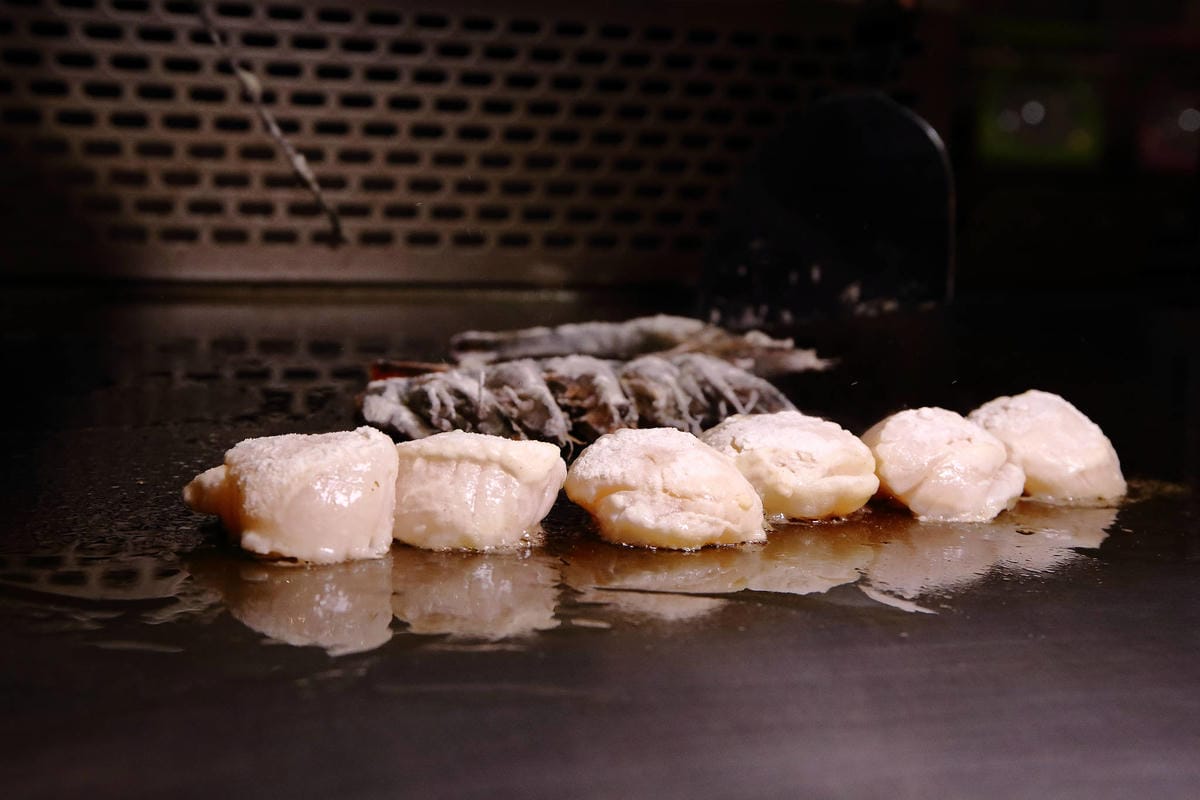 【食。中和】easy 鐵板料理．火鍋〜日式火鍋&鐵板燒，兩個願望一次滿足！高級鐵板燒料理卻平價又美味，自助吧/冰淇淋/飲品無限供應(已歇業)