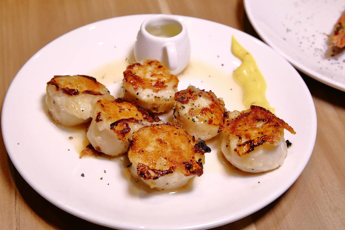 【食。中和】easy 鐵板料理．火鍋〜日式火鍋&鐵板燒，兩個願望一次滿足！高級鐵板燒料理卻平價又美味，自助吧/冰淇淋/飲品無限供應(已歇業)