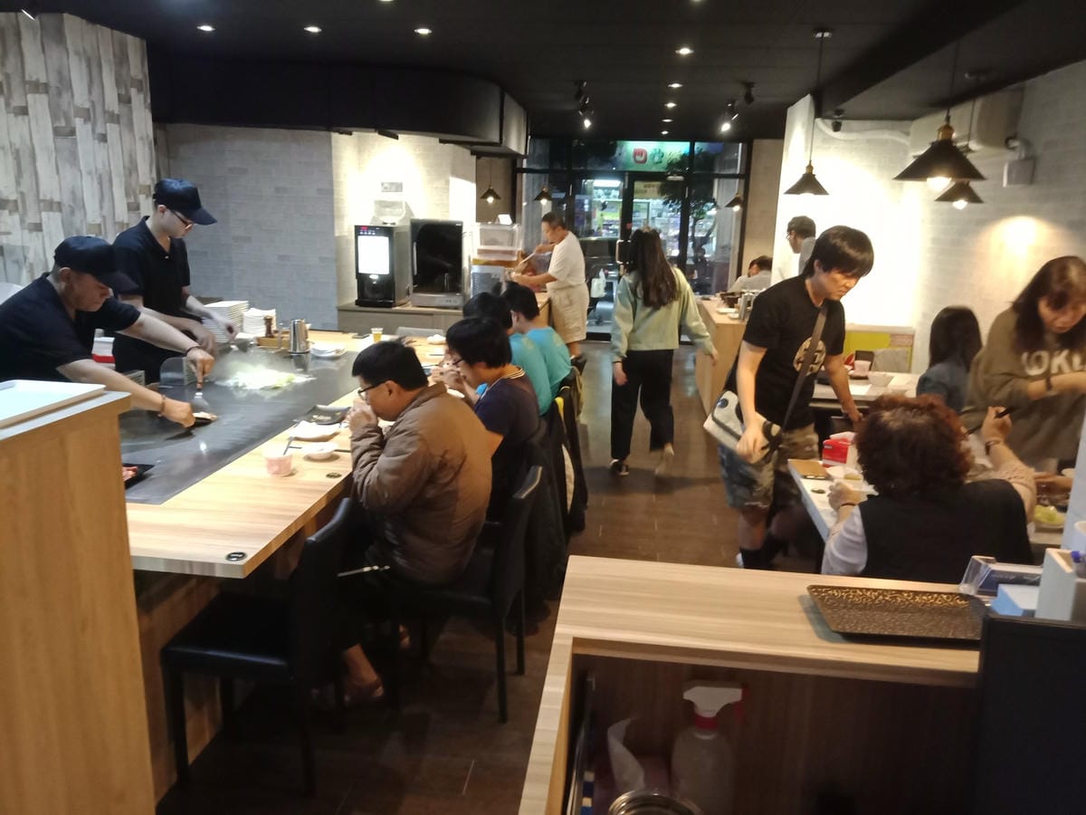 【食。中和】easy 鐵板料理．火鍋〜日式火鍋&鐵板燒，兩個願望一次滿足！高級鐵板燒料理卻平價又美味，自助吧/冰淇淋/飲品無限供應(已歇業)