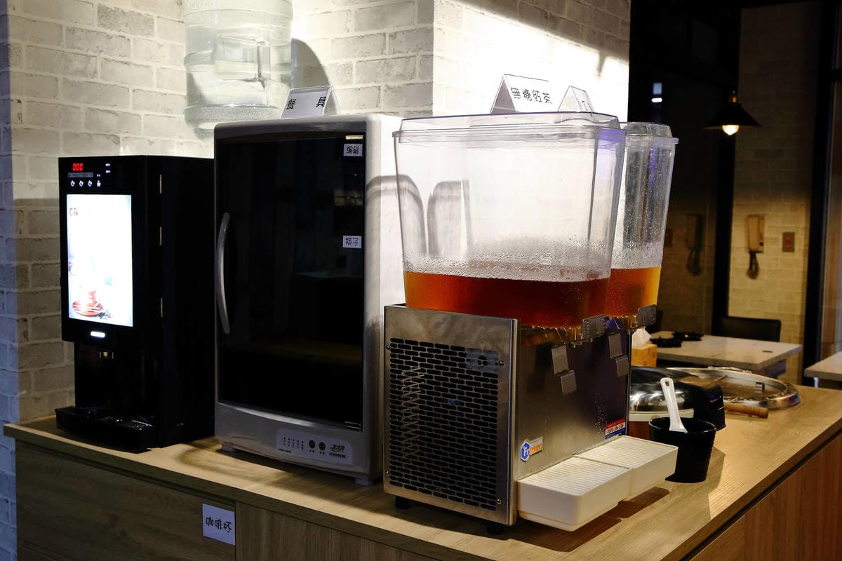 【食。中和】easy 鐵板料理．火鍋〜日式火鍋&鐵板燒，兩個願望一次滿足！高級鐵板燒料理卻平價又美味，自助吧/冰淇淋/飲品無限供應(已歇業)