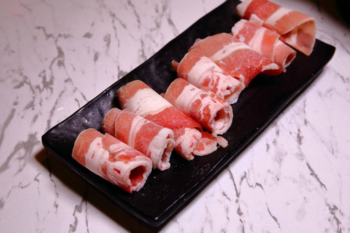 【食。中和】easy 鐵板料理．火鍋〜日式火鍋&鐵板燒，兩個願望一次滿足！高級鐵板燒料理卻平價又美味，自助吧/冰淇淋/飲品無限供應(已歇業)