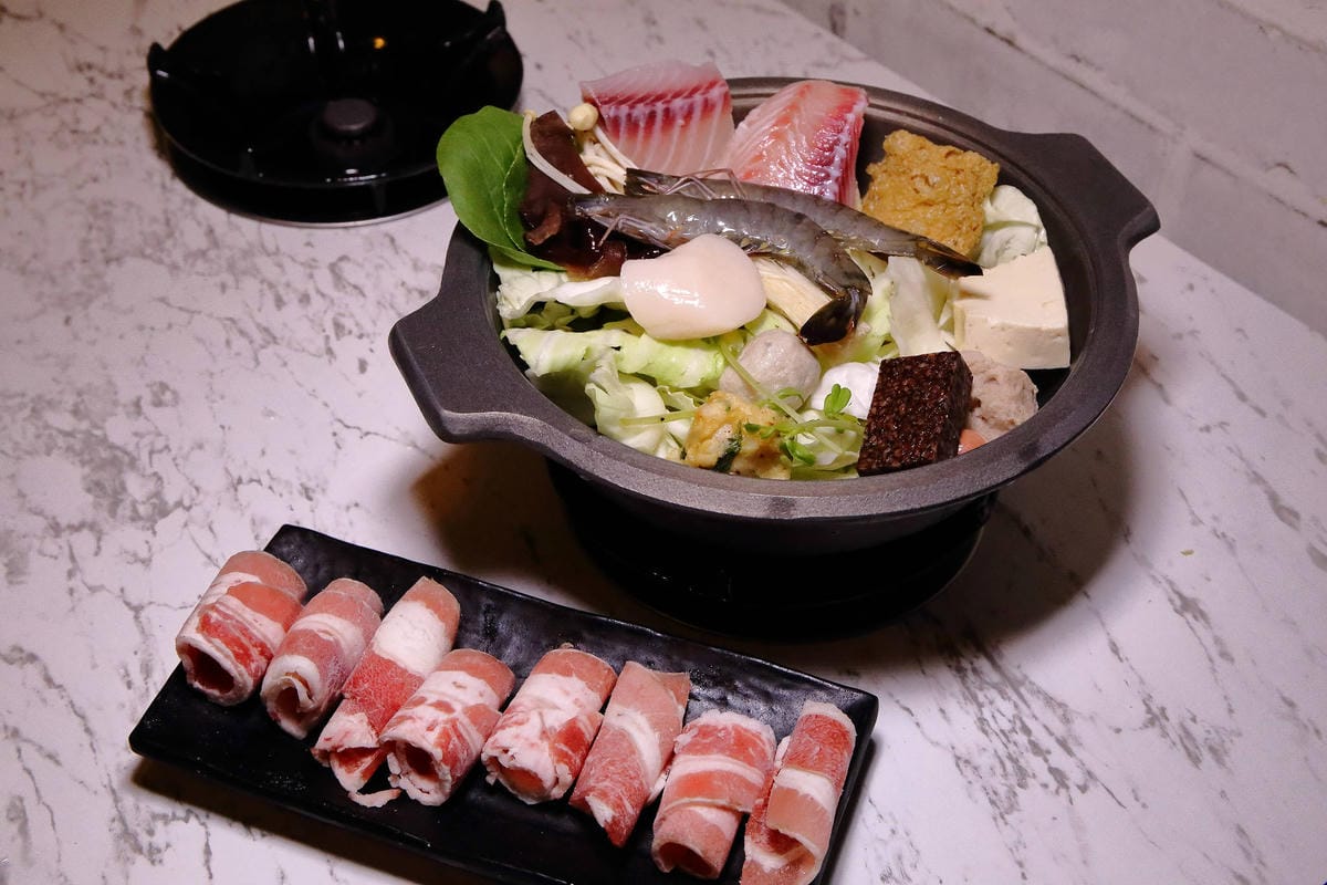 【食。中和】easy 鐵板料理．火鍋〜日式火鍋&鐵板燒，兩個願望一次滿足！高級鐵板燒料理卻平價又美味，自助吧/冰淇淋/飲品無限供應(已歇業)