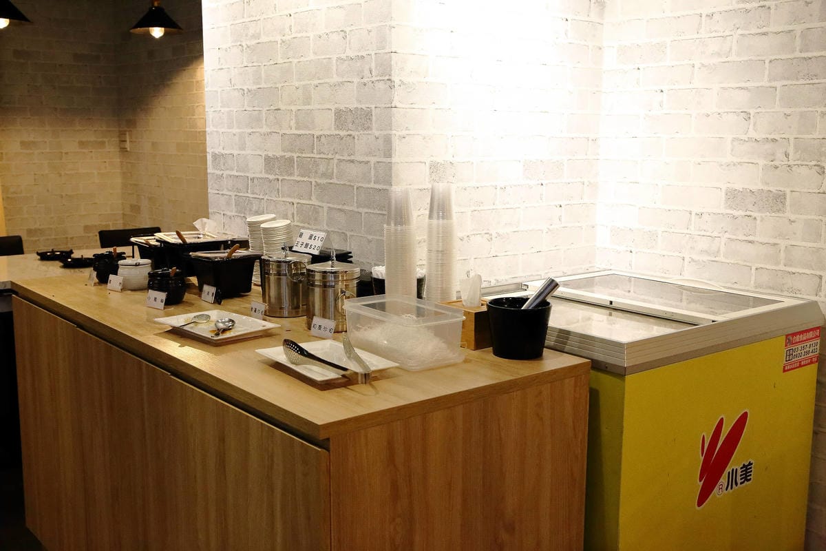 【食。中和】easy 鐵板料理．火鍋〜日式火鍋&鐵板燒，兩個願望一次滿足！高級鐵板燒料理卻平價又美味，自助吧/冰淇淋/飲品無限供應(已歇業)