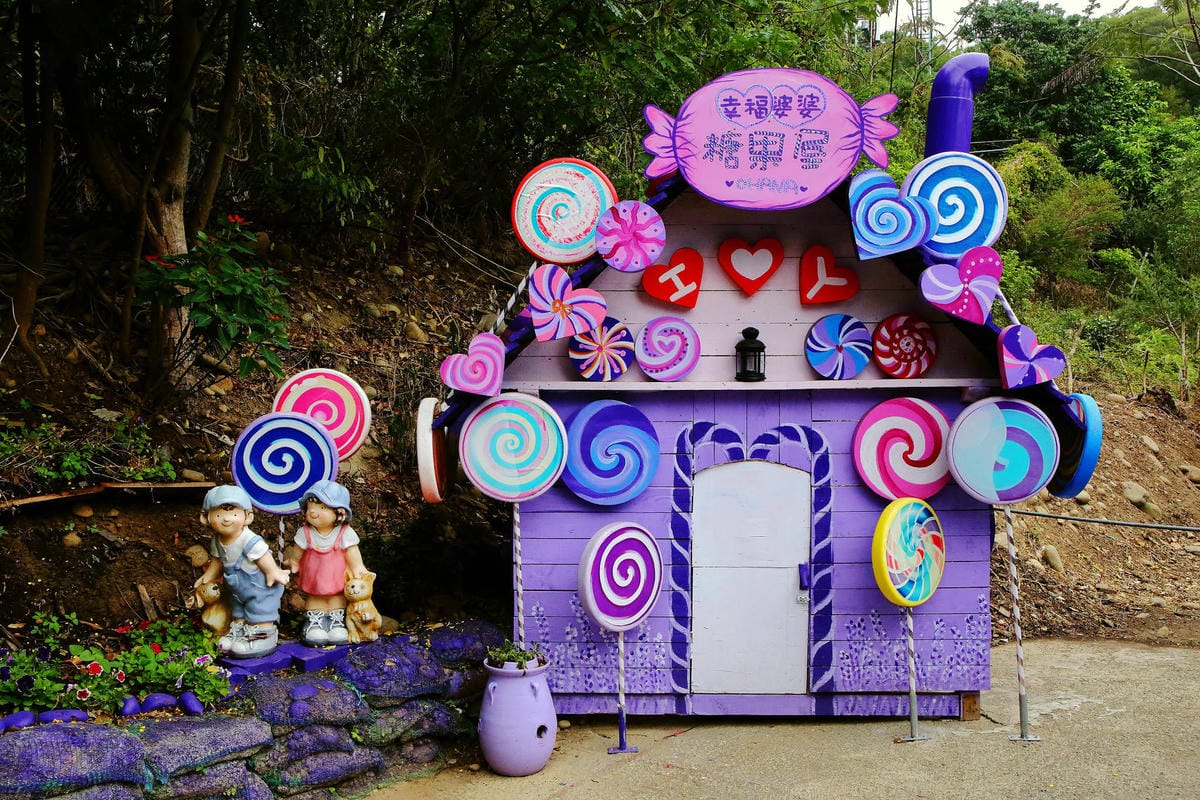 【遊。苗栗】噢哈娜咖啡屋〜寵物旅遊景點。會跟著你飛的雨傘！紫色風暴來襲，完全沉浸在這片紫色浪漫(110.3.1起寵物禁止入園)