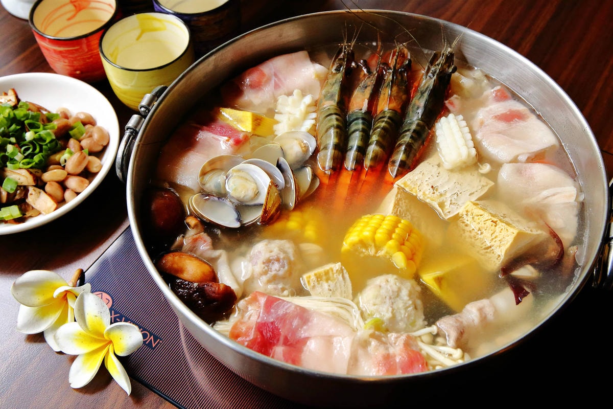 【食。台中】黃金張老甕東北酸菜鍋〜超人氣酸菜白肉鍋!雙人套餐、超值優惠,道地的東北口味,零負評!