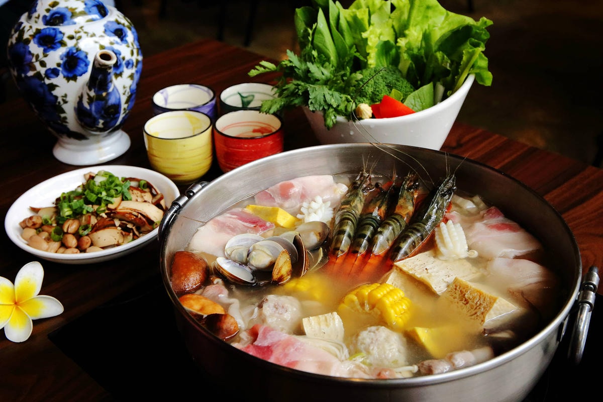 【食。台中】黃金張老甕東北酸菜鍋〜超人氣酸菜白肉鍋!雙人套餐、超值優惠,道地的東北口味,零負評!