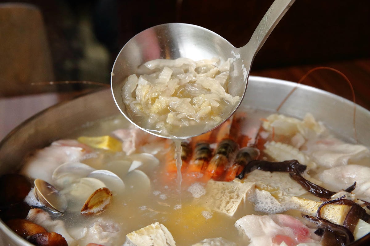 【食。台中】黃金張老甕東北酸菜鍋〜超人氣酸菜白肉鍋!雙人套餐、超值優惠,道地的東北口味,零負評!