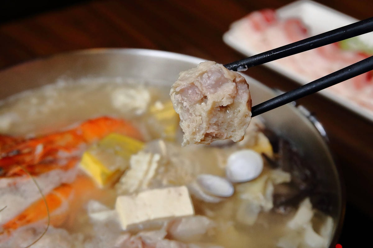 【食。台中】黃金張老甕東北酸菜鍋〜超人氣酸菜白肉鍋!雙人套餐、超值優惠,道地的東北口味,零負評!